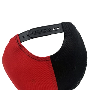 Casquette de baseball bicolore rouge et noire avec fermeture arrière réglable en plastique