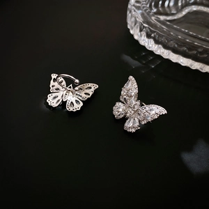 Elegante polsino per orecchio a farfalla in argento con scintillanti pietre di zircone