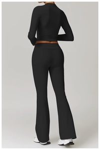 Vue arrière du haut de yoga noir et legging évasé taille haute ensemble de sport