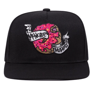 Schwarze Snapback-Mütze mit buntem Donut-Stickerei und Muncate Madness-Schriftzug