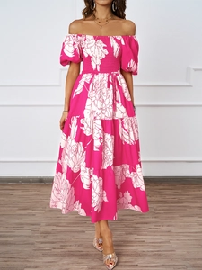Détail d'une robe fleurie rose rouge avec manches bouffantes et jupe à volants étagée