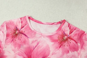 Détail de l'encolure ronde et de l'imprimé floral rose sur cette robe ligne A fluide