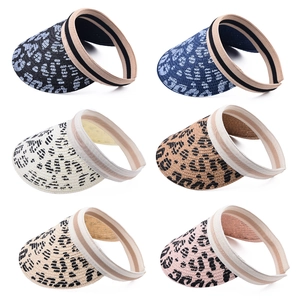 Selección de seis viseras de paja con estampado de leopardo en una variedad de colores