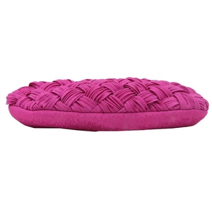 Nahaufnahme der rosenroten gewebten Samttextur auf einer edlen Abend-Clutch-Tasche