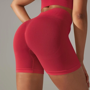 Detail der roten nahtlosen Yoga-Shorts mit hoher Taille und Honeycomb-Push-Up-Effekt