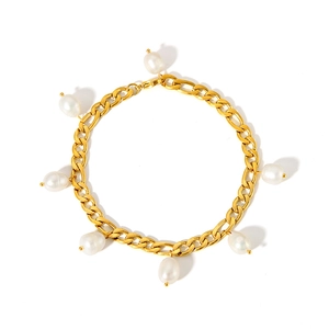 Bracelet de cheville gourmette plaqué or avec perles irrégulières sur fond blanc