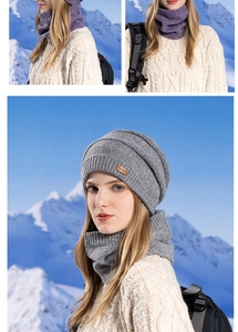 Détail de l'ensemble bonnet et tour de cou en maille grise avec écusson en cuir