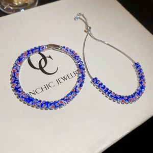 Détail d'un ensemble de bracelets argentés avec mosaïque de cristaux et fermoir ajustable