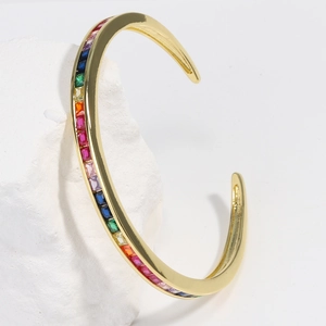 Elegante vergulde C-vormige open armband met levendige regenboogkleurige zirkonia stenen