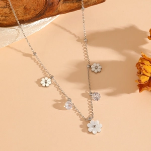 Collier élégant en acier inoxydable avec sept fleurs blanches et cristaux pour femme