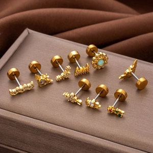 Set de 8 pendientes de cartílago en acero dorado con circonitas de corazón y flores