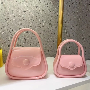 Detailed comparison of pink macaron jelly bags in two sizes with sleek chain straps
