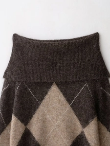 Détail du motif à losanges et de la texture du tricot en laine marron et beige de qualité