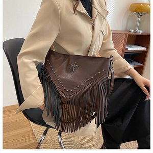 Détail du sac bandoulière en PU marron foncé avec franges bohèmes et rivets en croix