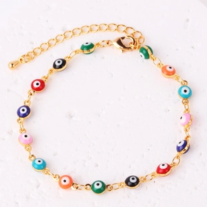 Dettaglio del bracciale placcato oro con ciondoli occhio greco colorati e chiusura a moschettone