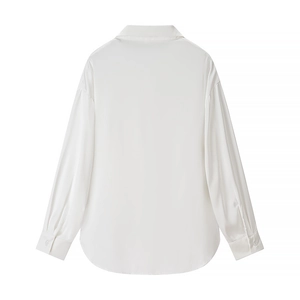Vue arrière d'une chemise blanche à manches longues avec col classique et ourlet