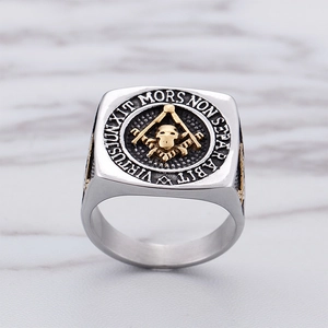 Detailed view of Freemason skull ring in silver and gold with Latin engraving