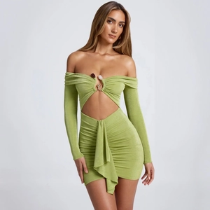 Robe mini moulante vert herbe à épaules dénudées avec découpe et détails bijoux