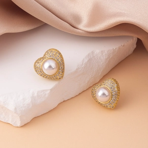 Elegant 925 silver heart pearl earrings with gold base and pavé cubic zirconia