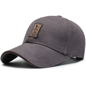 Détail de la casquette en coton gris foncé avec écusson en cuir et bordure marron