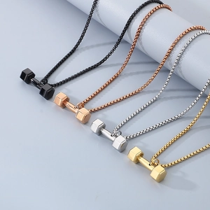 Detailansicht der Hantel-Anhänger in Schwarz, Roségold, Silber und Gold mit Boxketten