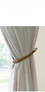 Vue détaillée d'une attache de rideau bohème en coton tissé à la main au design spiral