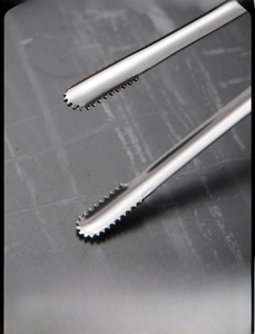 Detail shot of the non-slip serrated head on this 304 stainless steel food tongs