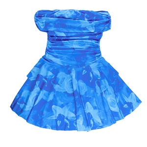 Détail de la robe à imprimé rose bleue, épaules dénudées avec ourlet à volants et mousseline