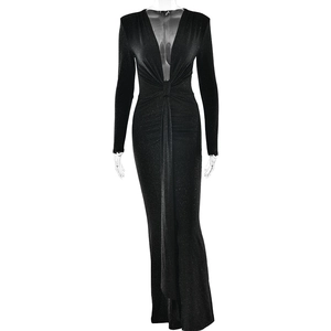 Elegante abito lungo nero a maniche lunghe con profondo scollo a V e tessuto glitterato