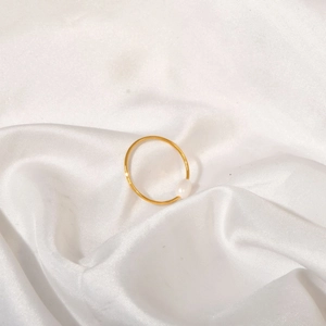 Anello vintage dorato in stile francese con perla d'acqua dolce naturale su seta bianca
