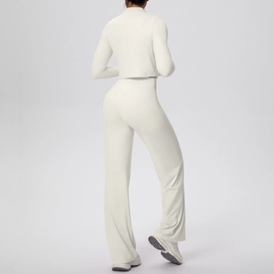 Vue arrière d'un ensemble de yoga blanc avec veste zippée et pantalon large fluide