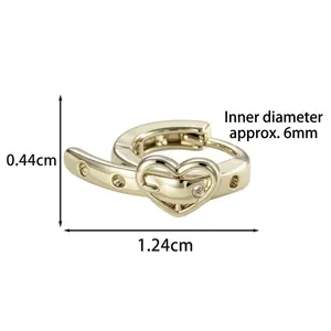 Goldene Herz-Ohrringe mit Zirkonia, Maße 0,44 cm Höhe und 1,24 cm Breite