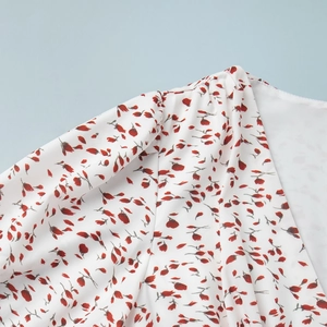 Détails de l'épaule plissée et du motif floral sur la robe d'été en gros plan