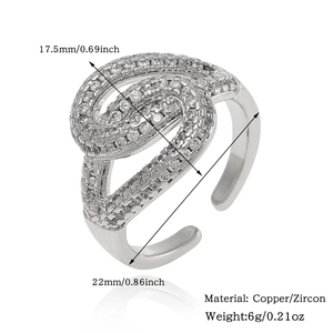 Detailweergave van verstelbare koperen ring met zirkoon micro-pave met afmetingen