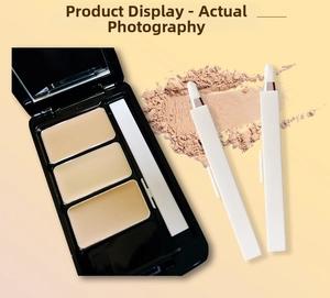 Detaillierte Makroansicht der 3-Farben-Concealer-Palette mit zwei Make-up-Pinseln