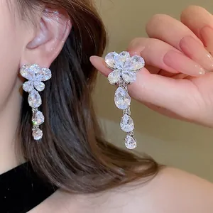 Orecchini a farfalla in zircone con cristalli scintillanti indossati dalla modella