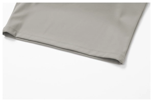 Gros plan de la couture à double aiguille sur un soutien-gorge de sport gris