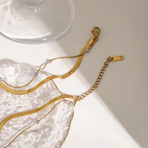 Collana a strati con catena a serpente dorata e perle argentate con chiusura regolabile