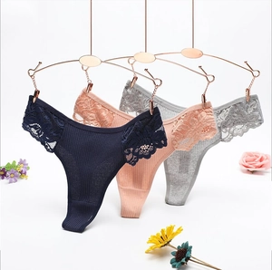Lot de trois strings pour femmes en coton côtelé avec dentelle en bleu, rose et gris