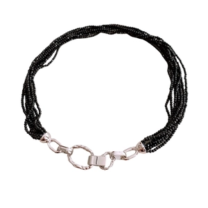 Collier multi-rangs en perles noires avec fermoir argenté rétro au style sophistiqué