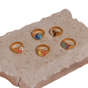 Lot de 5 bagues Tai Chi Yin Yang plaquées or 18 carats sur un support en pierre
