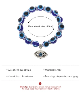 Details van de blauwe Evil Eye kralenarmband met afmetingen en metalen bedel
