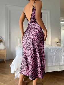 Détail de la chemise de nuit en satin léopard rose avec bretelles et dos nu élégant