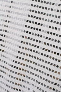 Vista macro dettagliata del tessuto a rete bianca con paillettes quadrate sull'abito da sera