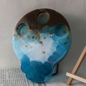 Detail van een oceaangolf harstablet met schelpen en blauwe vloeiende kunst op de witte