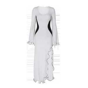 Détail d'une robe blanche moulante à manches longues avec panneaux noirs et ourlet à volants