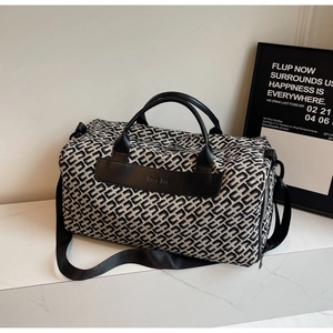 Dettaglio borsa da viaggio con tessuto jacquard geometrico e patch in pelle HOBO BAG