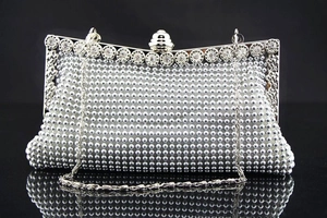 Silberne gewebte Abendtasche mit funkelndem Strassverschluss und eleganter Metallkette