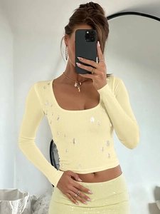 Top aderente in maglia crema a maniche lunghe con scollo a U e paillettes