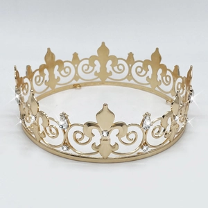 Couronne baroque dorée luxueuse avec motifs de fleurs de lys et strass brillants